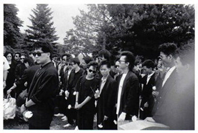 Gang members gather for the burial of a
gang brother.